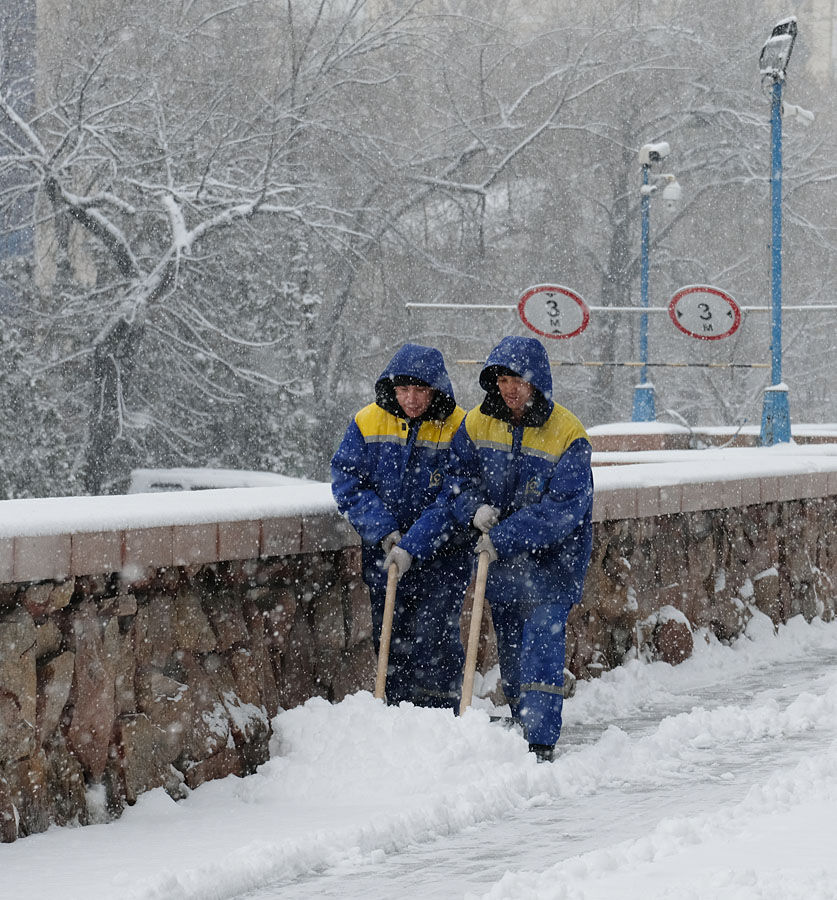 Обильный снегопад обрушился на Алматы – Фото №4