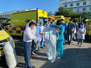 Волонтеры передали врачам защитные костюмы, медицинские маски и воду