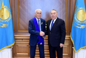 Нурсултан Назарбаев вручил государственную награду Рашиту Сарсенову