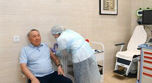 Назарбаев привился российской вакциной из карагандинского фармзавода