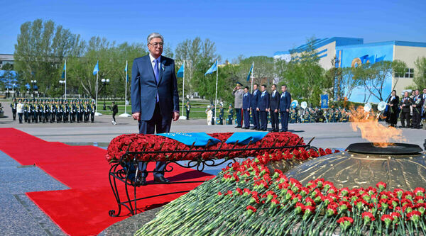 Президент возложил цветы к монументу «Отан Ана»