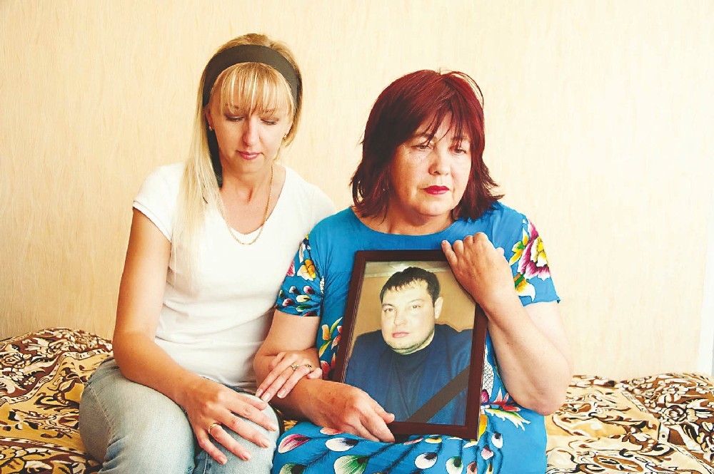 Супруга Алена и мать Елена Яковенко не могут смириться с гибелью Дмитрия.