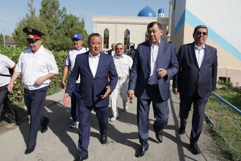 30 августа 2016 года. Генерал-майор МАТКЕНОВ (второй слева) ведет акима Жамбылской области КОКРЕКБАЕВА (второй справа) на обзорную экскурсию в спорткомплекс “Восток”.