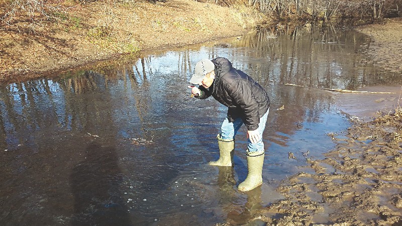 Маленькая речушка пропахла нефтью, на ее дно осели ошметки мазута, а в воду без резиновых сапог лучше не заходить...