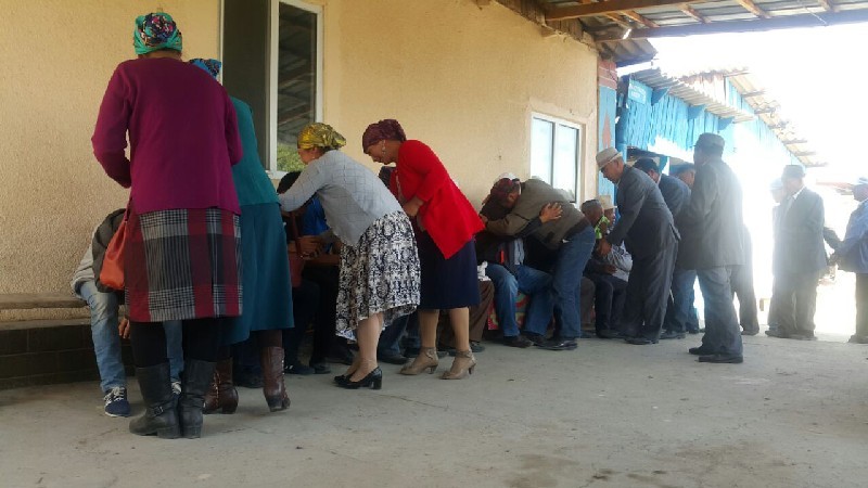 Выразить соболезнования пришли родные, близкие, сельчане.