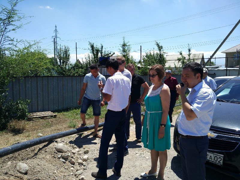 В алматинском Казцике сельчане усадили чиновников и подрядчика за стол переговоров, и те заверили, что завершат строительство поселкового водопровода раньше намеченного срока!