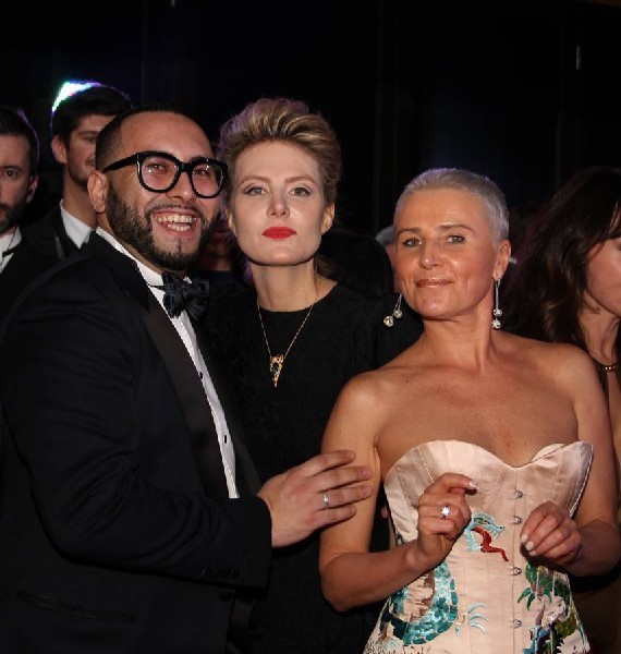 Лилия РАХ (справа), Хамро СУВАНОВ и российская актриса Рената Литвинова.