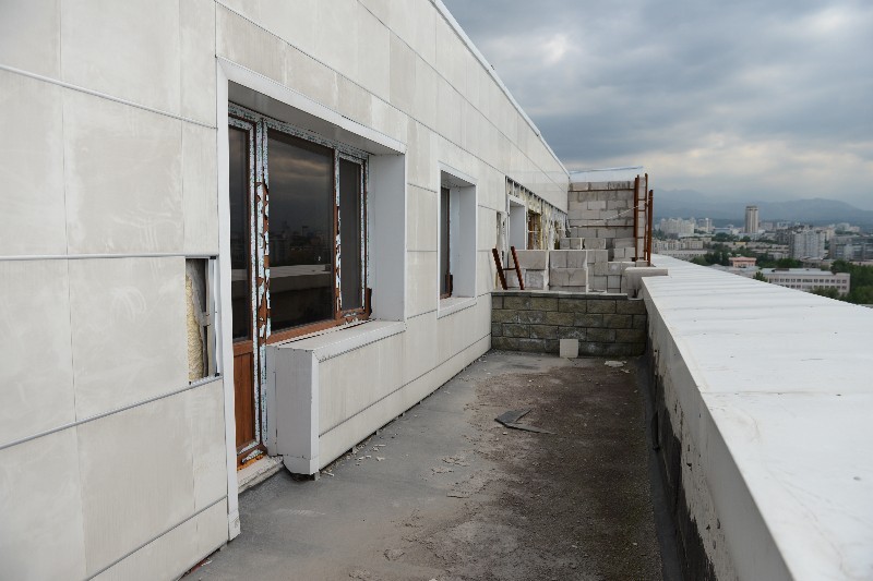 Такова суровая реальность и внутреннего, и внешнего вида элитной новостройки.