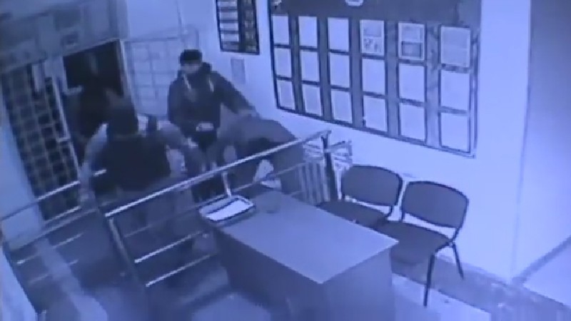 Стоп-кадры с камер видеонаблюдения, на которых видно, как Ахметов бьется головой о поручни...