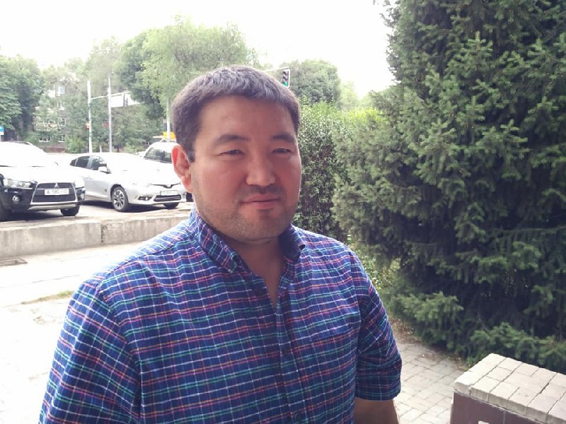 Асет Мамбетов (на снимках): “Надеюсь побороть чиновников, не прибегая к крайним мерам”.