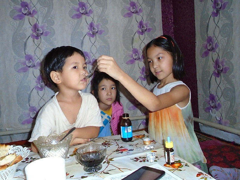 Жанат (на снимке - в центре) стала для своих сестренок настоящей мамой, пока их родители-оралманы из Узбекистана решают свои проблемы.