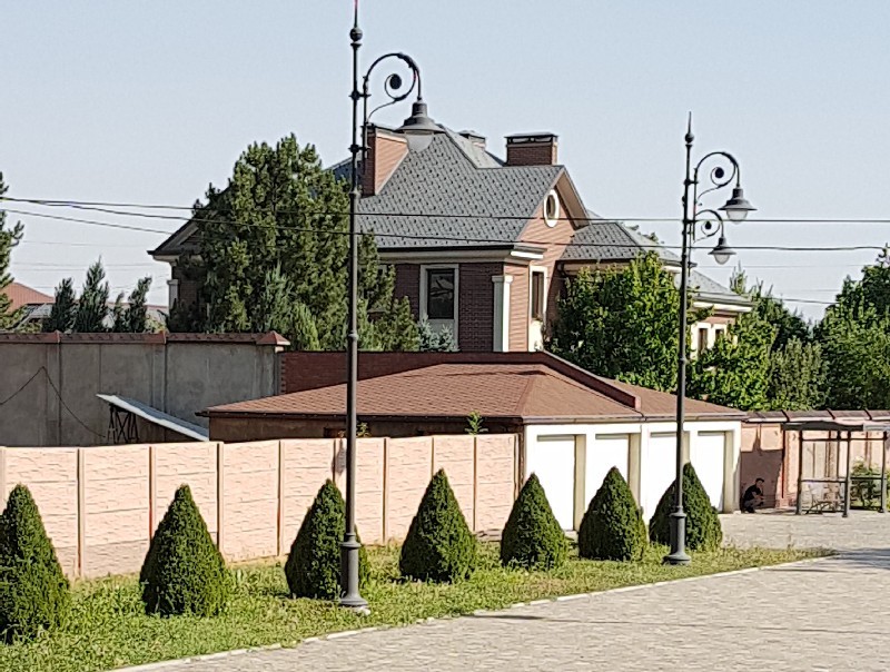 За этим забором еще недавно жил пивной король и многодетный отец.