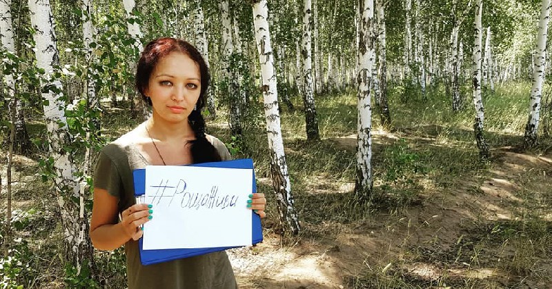 Карагандинская журналистка Земфира Вахитова на фоне пока невырубленной березовой рощи.