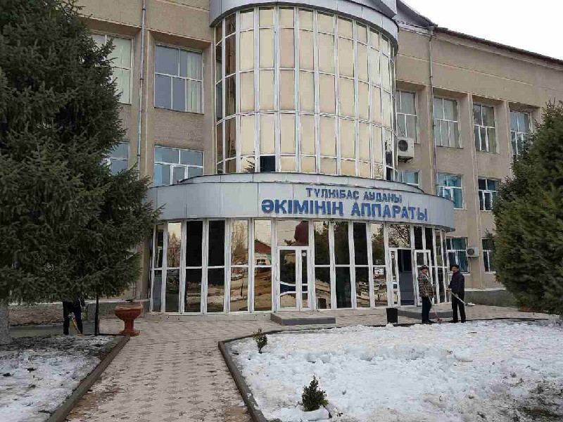 Депутат Тюлькубасского раймаслихата Айтбек МЕНЛИБЕКОВ (на правом снимке) после “общения” с коллегой угодил на больничную койку.