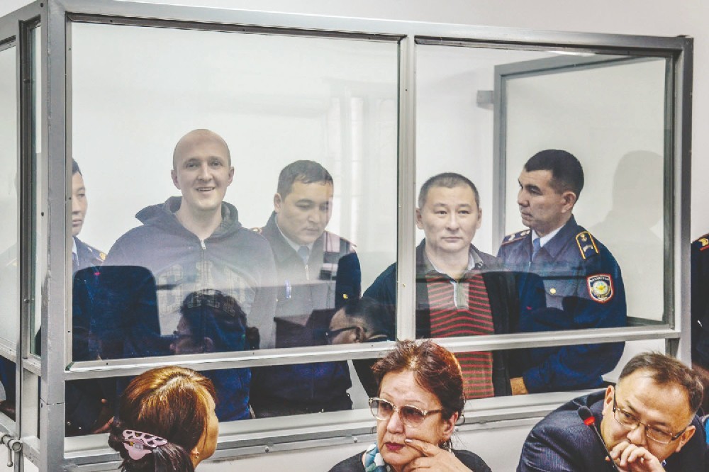 Ярослав Голышкин (крайний слева) до последнего утверждал, что проводил журналистское расследование. А Аскар Бахралинов (второй справа) якобы ни с кем не встречался и “операцию” не обсуждал.