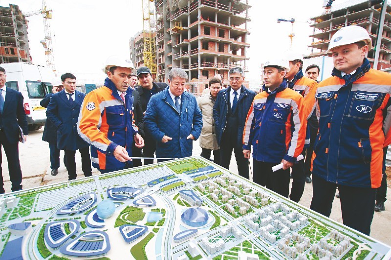 Ахметжан ЕСИМОВ (в центре): Я один купил неудобно говорить сколько билетов!