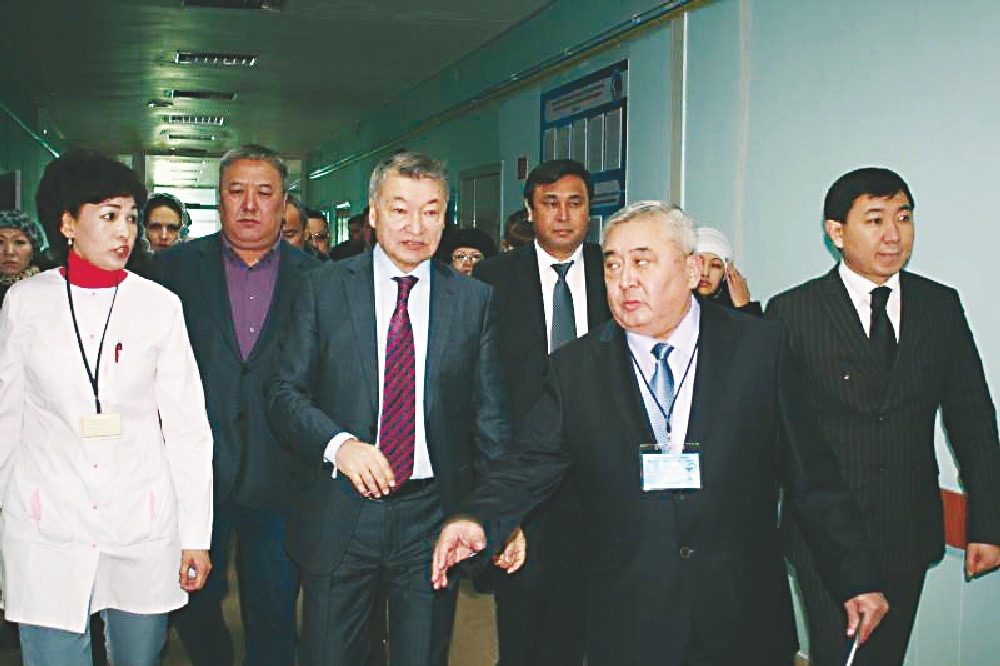 Даниал АХМЕТОВ (в центре).