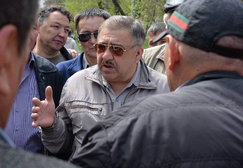 Рабочий Евгений КАЗИМОВ (в центре)