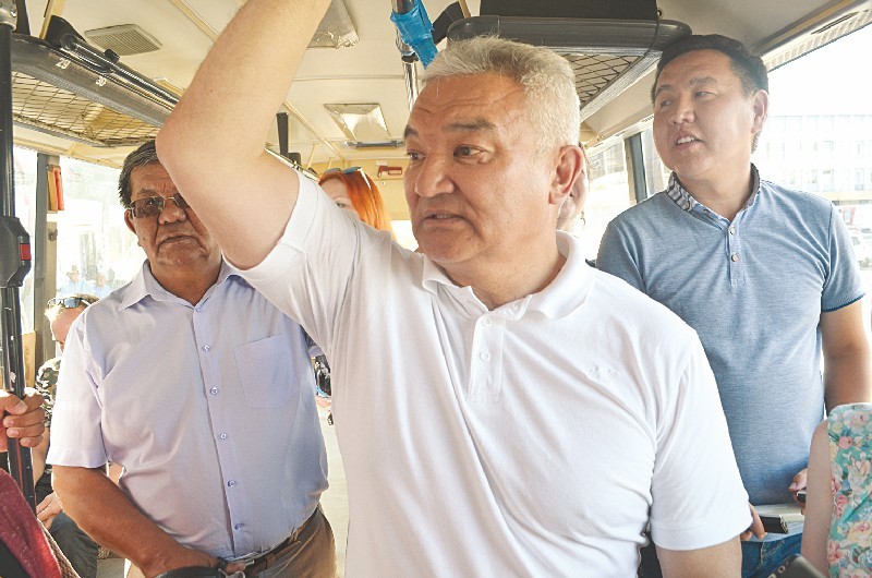 Ермак САЛИМОВ поменял свой кабинет на замызганный салон автобуса.