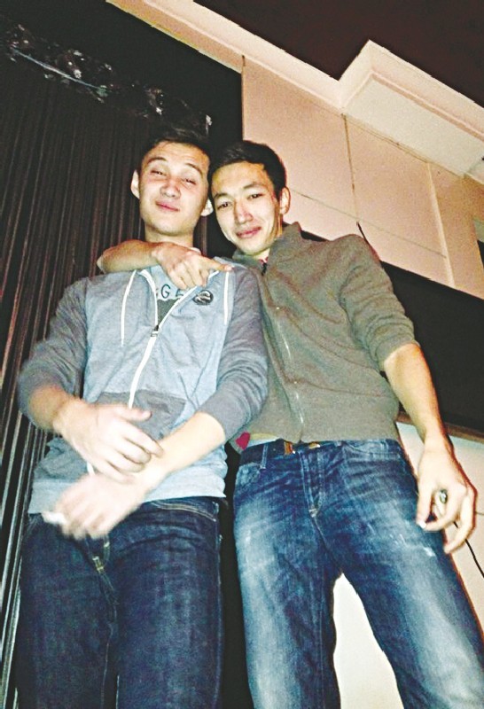 Мурат Карабалин (справа) и Темирлан Бакиров: друзья сфотографировались незадолго до трагедии.