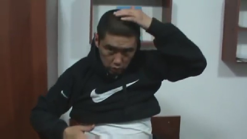 ...а потом показывает шишку на голове, якобы поставленную полицейскими.