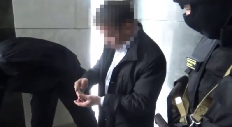 Момент задержания одного из сотрудников департамента госдоходов Астаны.