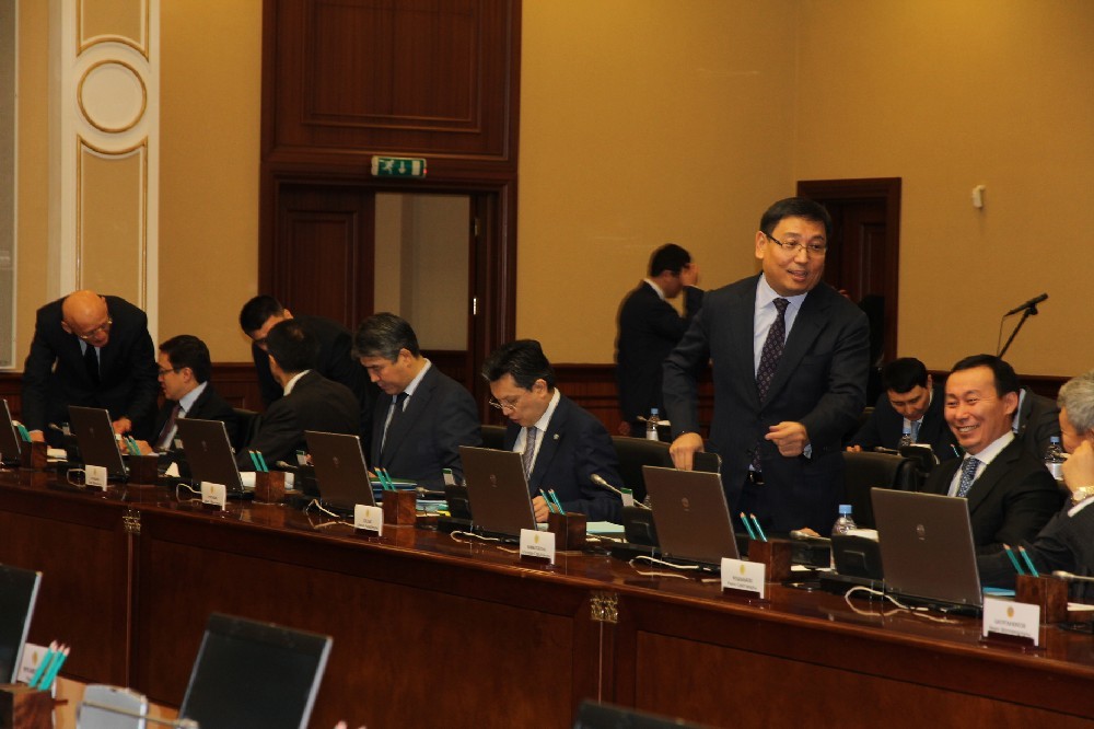 Члены правительства во главе с Каримом МАСИМОВЫМ, судя по всему, не теряют духа и полны оптимизма справиться с кризисом.