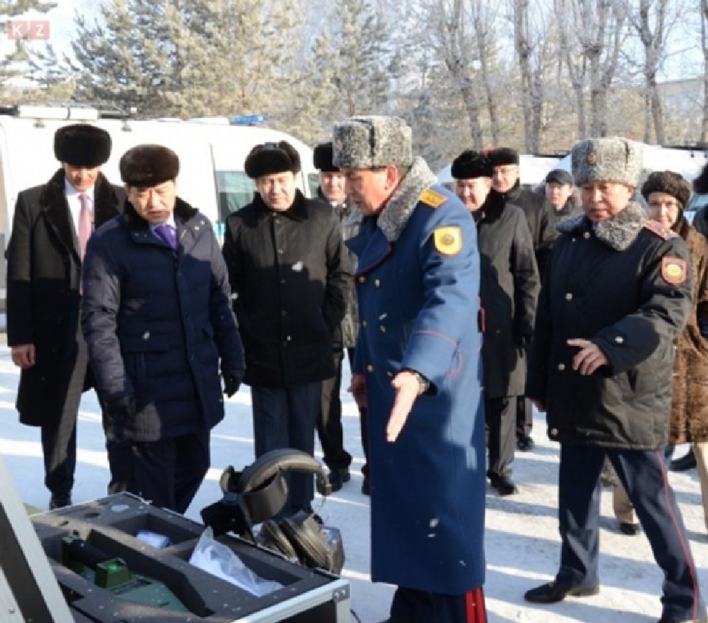 Полковник Аманкулов (справа) докладывает тогдашнему премьеру Серику АХМЕТОВУ (слева) о преимуществах закупленной спецтехники для МВД (на переднем плане - министр Касымов).