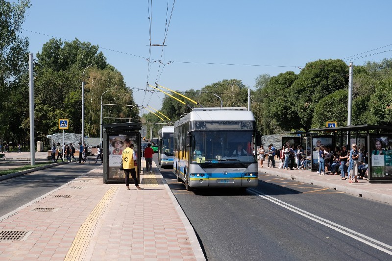Остановка напротив КазНУ им. аль-Фараби. Посередине две полосы для общественного транспорта, по краям - полоса для личного.