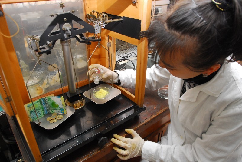 Похоже, у нас только два пути: деньги, то бишь коррупция (на левой чаше весов), или лекарства, то бишь здоровье.