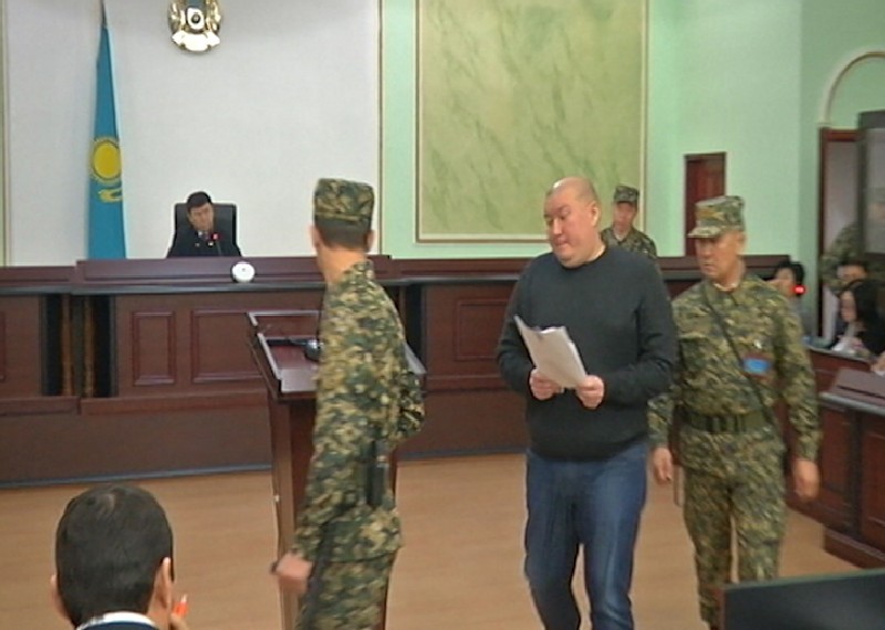 ...вынудил Аслана ДЖАКУПОВА (в центре) признать, что тот не видел записки, уличающей главного фигуранта во взятках.