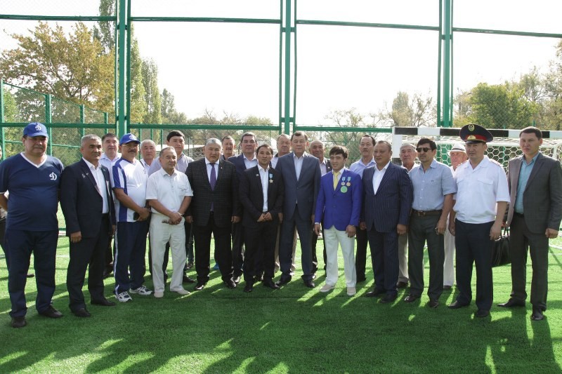 30 августа 2016 года. Тараз. Спорткомплекс “Восток”. Гости фотографируются на новеньком футбольном поле, которое уже через неделю придется “ремонтировать”.