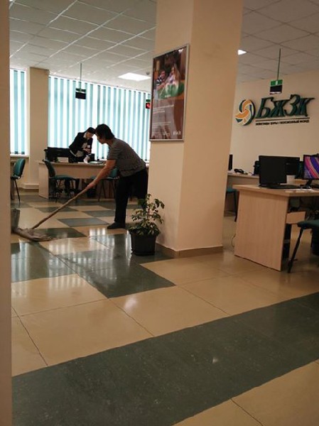 Сотрудники этого операционного зала будут удивлены не меньше нашего среднему размеру зарплат в ЕНПФ.