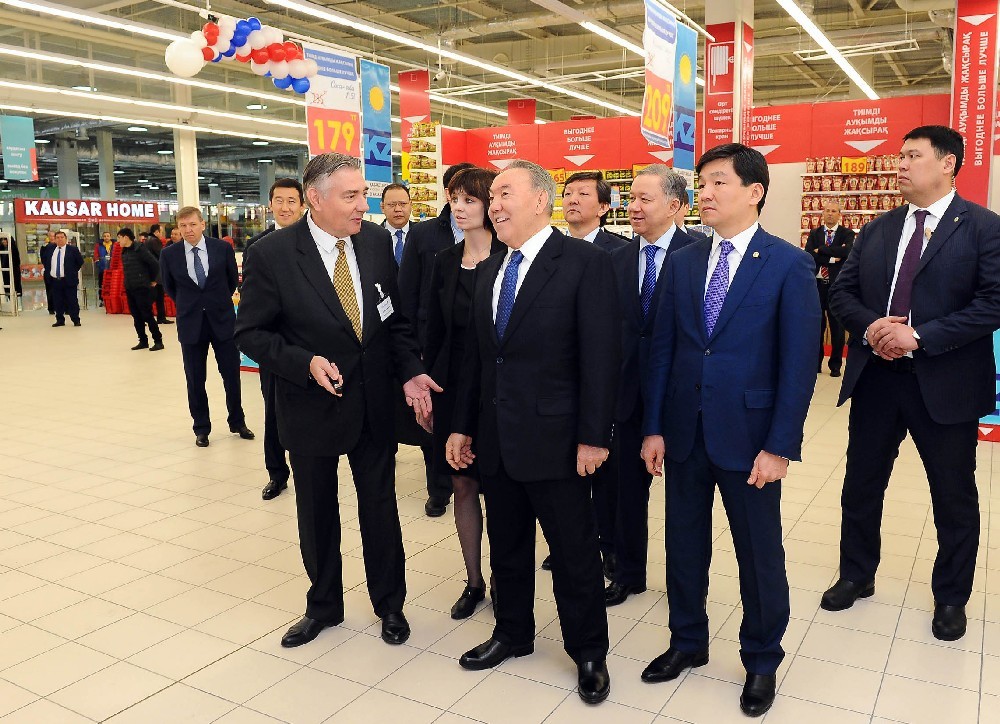 Свой визит в Алматы НАЗАРБАЕВ начал с недавно открытого супермаркета.