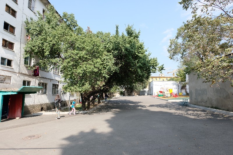 Комнаты в общежитии принадлежат жильцам, а земля вокруг него стала собственностью полковника полиции.