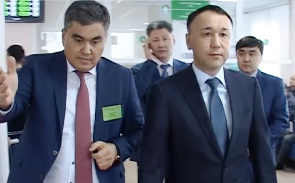 Заместитель гендиректора РГП “ЦОН” Шокан АБДИЛЬМАНОВ (слева) рассказывает акиму Костанайской области Архимеду МУХАМБЕТОВУ о прелестях нового ЦОНа.