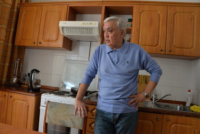 Год назад Серик Турарович не побоялся пригласить нас в гости в депутатскую квартиру, а теперь и про зарплату рассказал.