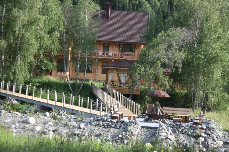 Построить такой домик на заповедной территории - не всякому по зубам!