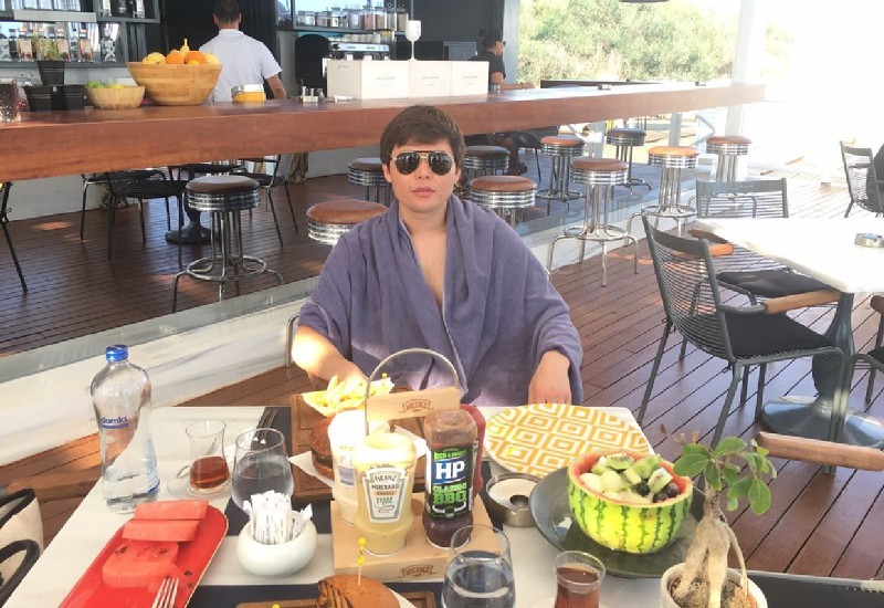 ...Ернар АЙДАР отдыхает в Турции.