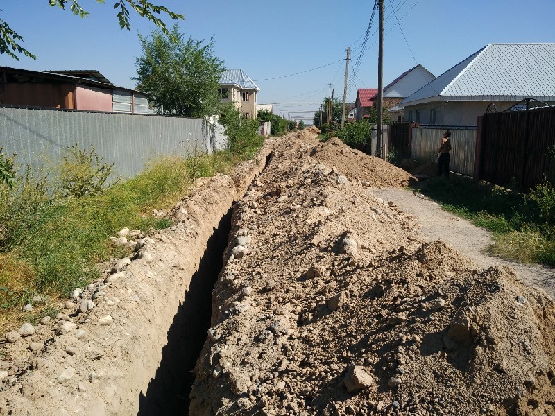 Пока верстался этот номер газеты, в редакцию позвонили жители улицы Алтынсарина, вот так выглядевшей еще вчера утром, с радостной вестью: “Строители привезли кольца и начали с одной стороны засыпать траншею”.