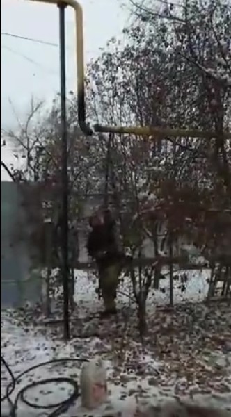 Газовики вырезают кусок трубы со льдом.