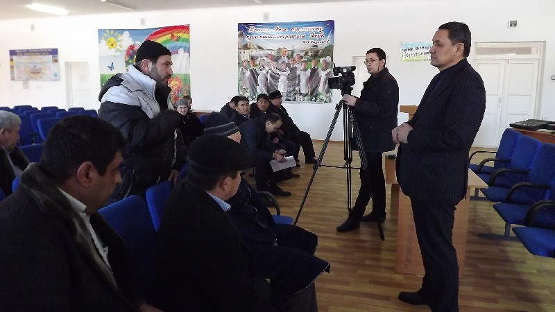 Встреча Нуркоза ЖАНАБАЕВА (справа) с избирателями в “Кзыл су”.