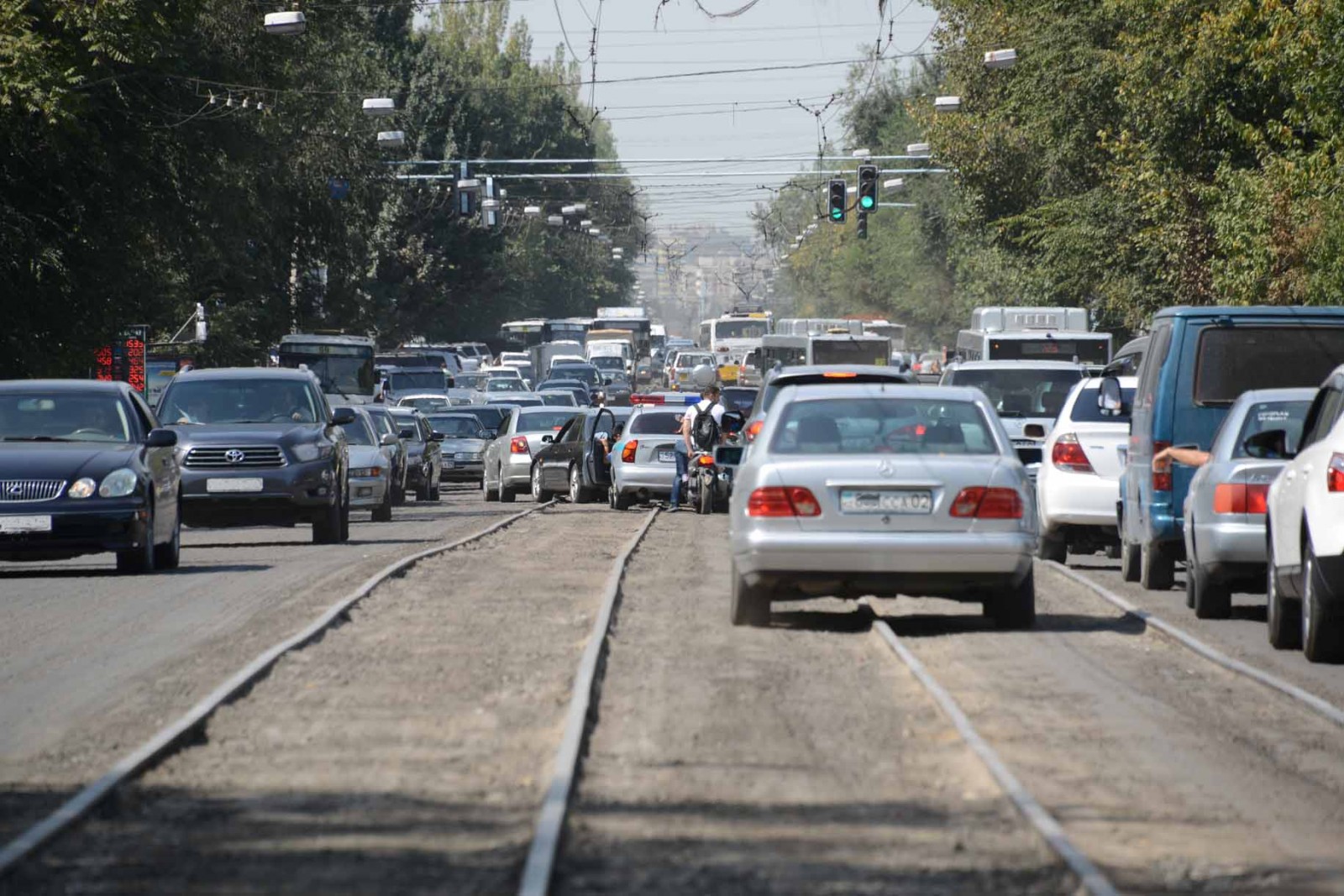 Одна из “бородатых” проблем Алматы - пробки на автодорогах.
