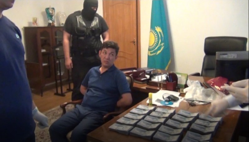 Стоп-кадр оперативной съемки задержания Азамата Мелдебекова