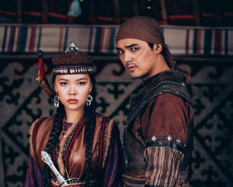 Герои прошлого или персонажи современности?