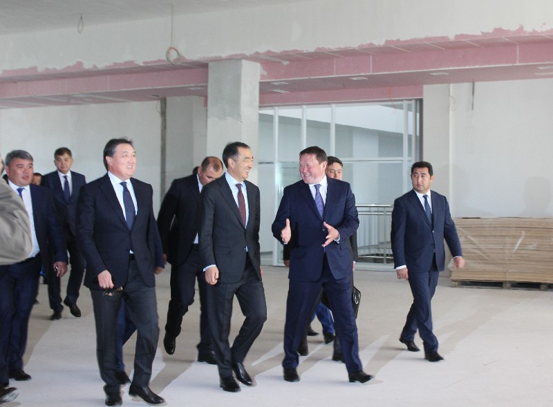 Аким Северного Казахстана Кумар АКСАКАЛОВ показывает премьер-министру Бакытжану САГИНТАЕВУ...