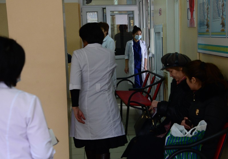 Чтобы не стоять в очереди в регистратуру поликлиники, придется пополнить очереди в ЦОНах?