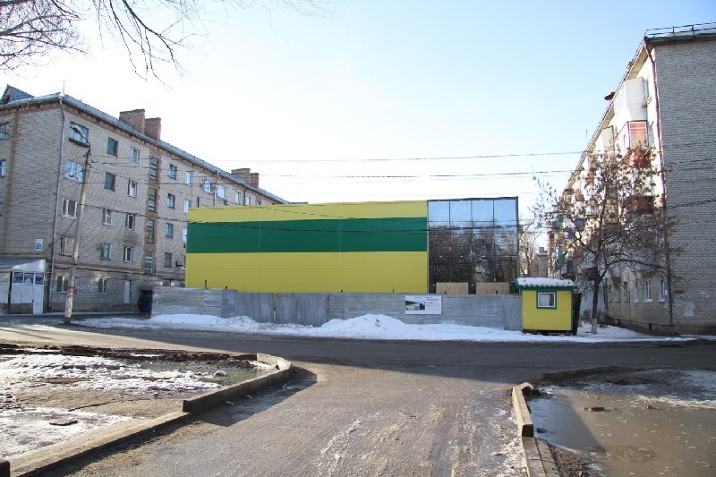 Вот так супермаркет “Алтындар” упирается в окна пятиэтажек.