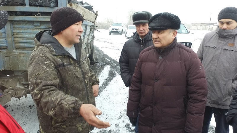 Аким Семея Ермак Салимов (в центре) - шахтерам: дайте угля сполна!