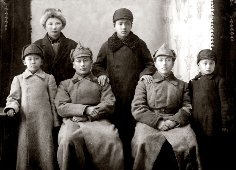 Красноармеец Шакир Джексенбаев (второй слева в нижнем ряду). Оренбург, 1919 год.